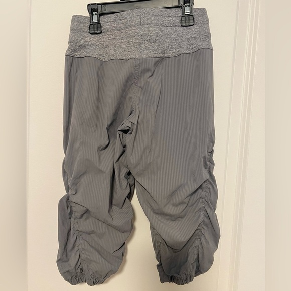 Ivivva x Lululemon Girls Size 6 Live To Move Crop Capri Pants Unlined Gray - Picture 4 of 7